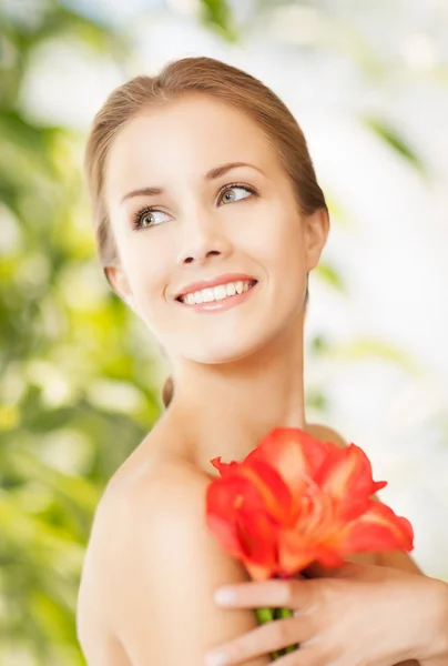 Красивая женщина с красным цветом лилии — стоковое фото