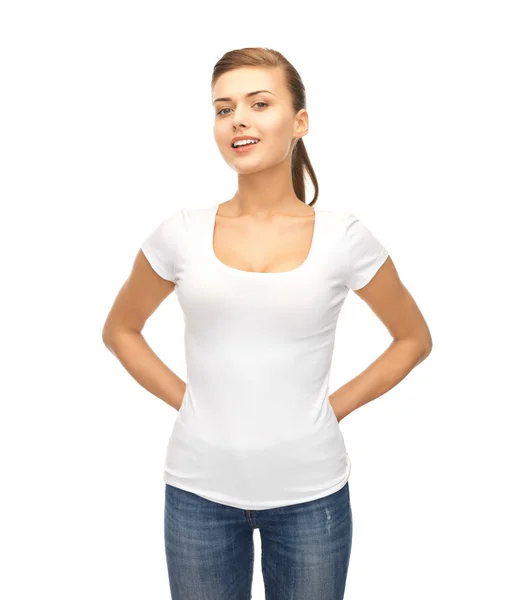 Donna sorridente in t-shirt bianca bianca — Foto Stock