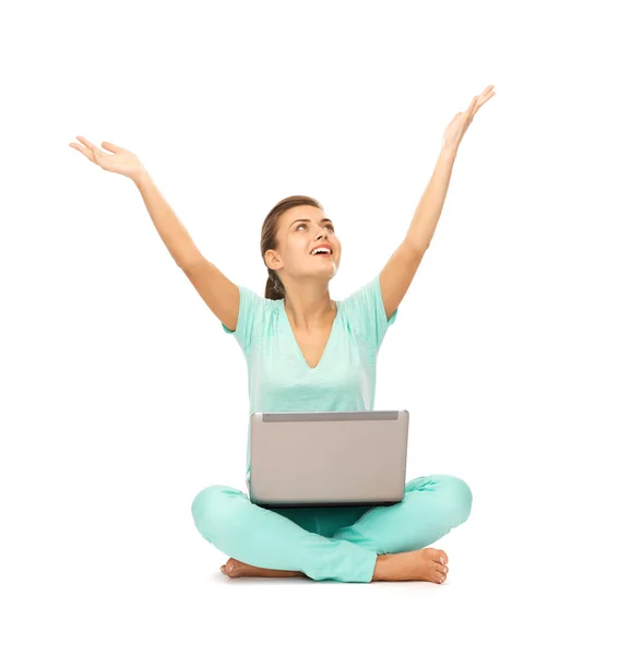 Laptop ile katta oturan mutlu kız — Stok fotoğraf