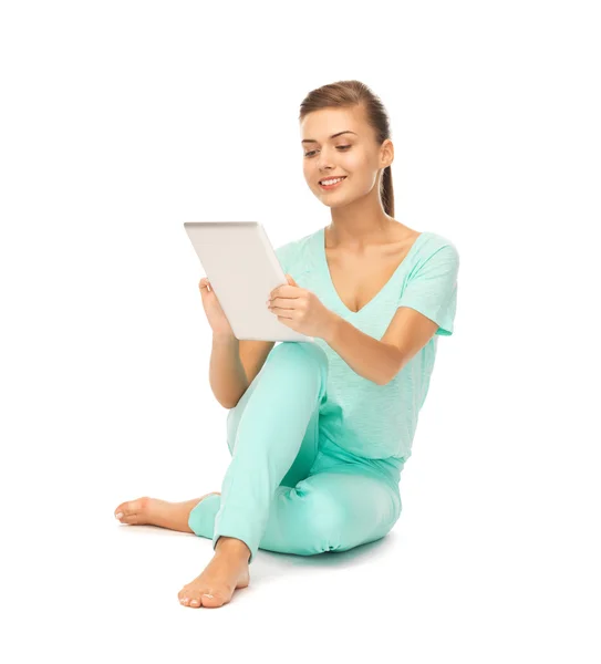 Girl sitting on the floor with tablet pc — Stock Photo, Image