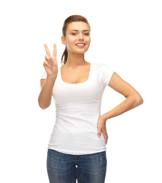 Kvinnan visar seger eller peace-tecken Stockfoto