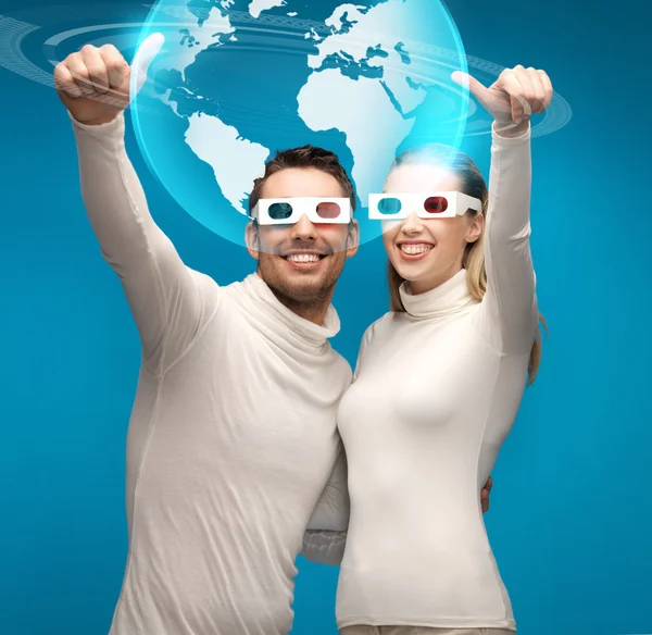 Mulher e homem em óculos 3d olhando modelo globo — Fotografia de Stock