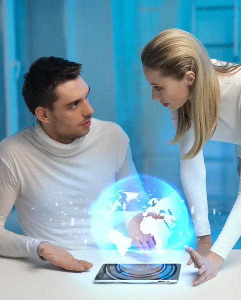 Futurystyczny mężczyzna i kobieta z hologramem glob — Zdjęcie stockowe