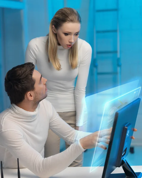 Hombre y mujer trabajando con pantalla virtual — Foto de Stock