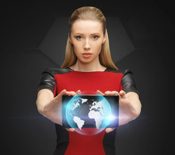 Mujer sosteniendo la tableta pc con signo de globo — Foto de Stock