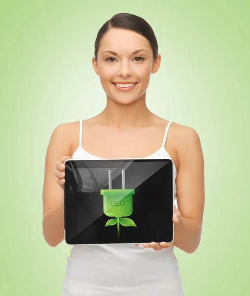 Mulher segurando tablet pc com ficha elétrica verde — Fotografia de Stock