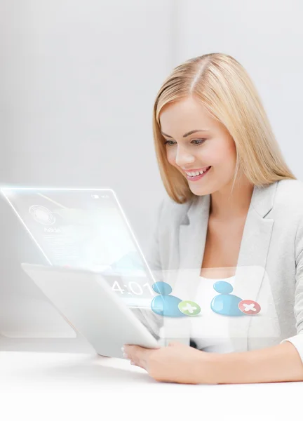 Affärskvinna tittar på TabletPC — Stockfoto