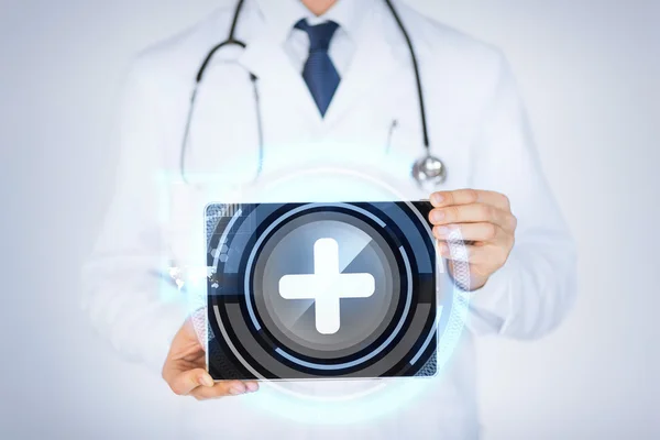 男医生抱着平板电脑与医疗应用程序 — 图库照片