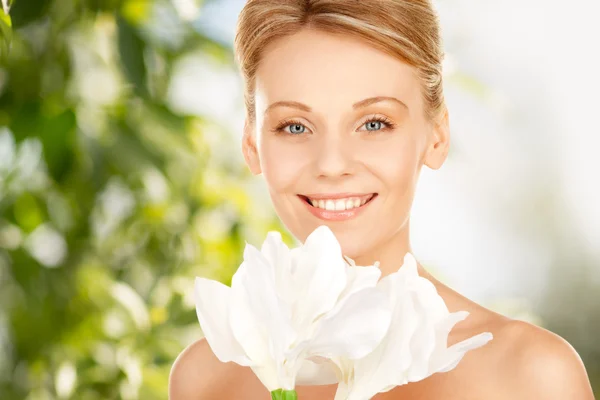 Mulher encantadora com flor de lírio — Fotografia de Stock