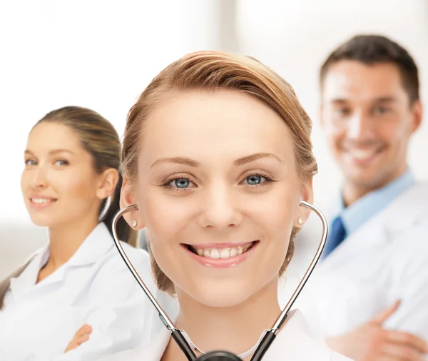 Attraente medico femminile con stetoscopio — Foto Stock