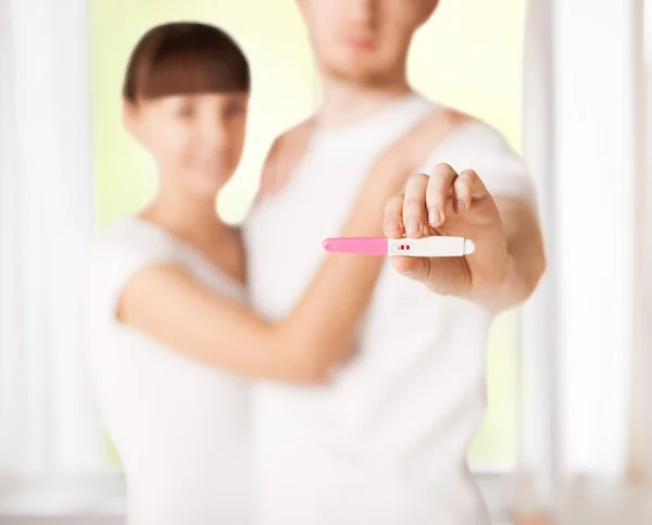 Mani uomo e donna con test di gravidanza — Foto Stock