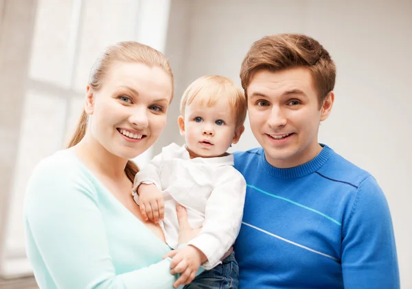 Lycklig familj med bedårande barn — Stockfoto