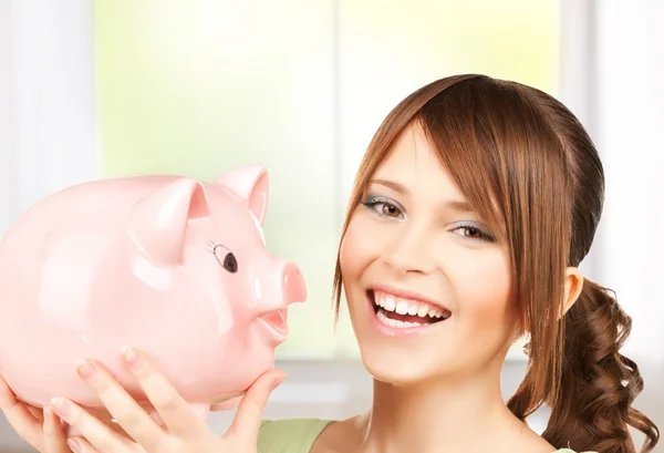 Mooi meisje met grote piggy bank — Stockfoto