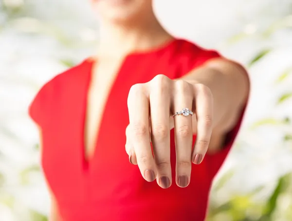 Donna che mostra la fede nuziale sulla mano — Foto Stock