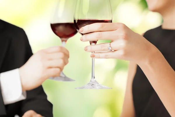 Couple fiancé avec verres à vin — Photo