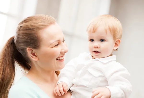 Mãe feliz com bebê adorável — Fotografia de Stock