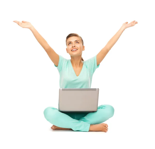 Menina feliz sentado no chão com laptop — Fotografia de Stock