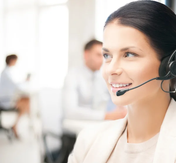 Operadora de linha de apoio feminina em call center — Fotografia de Stock