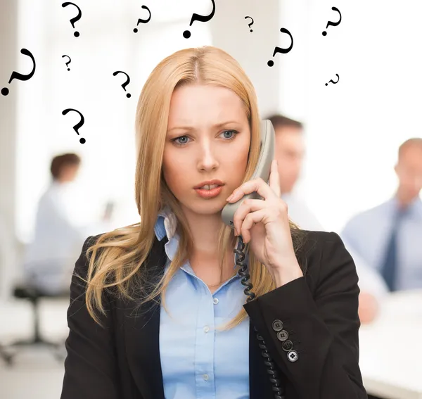 Verwirrte Frau mit Telefon im Büro — Stockfoto