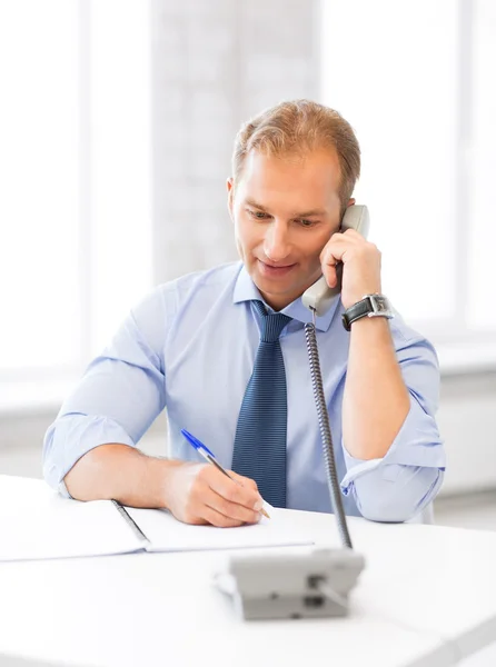 Hombre de negocios guapo hablando por teléfono — Foto de Stock