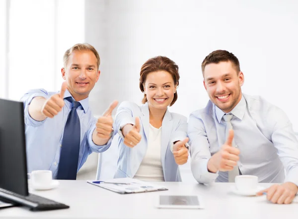 Zakelijke team duimen opdagen in office — Stockfoto