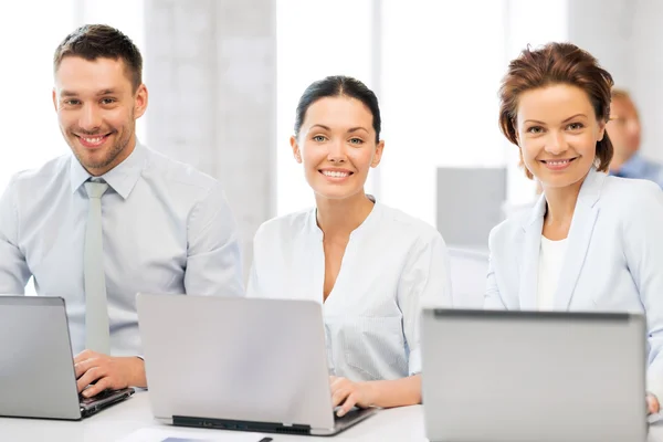 Grupo de trabajo con ordenadores portátiles en la oficina — Foto de Stock