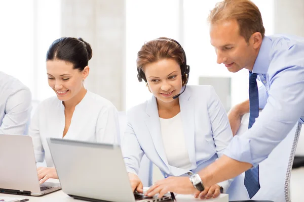 Grupo de trabajo en call center — Foto de Stock