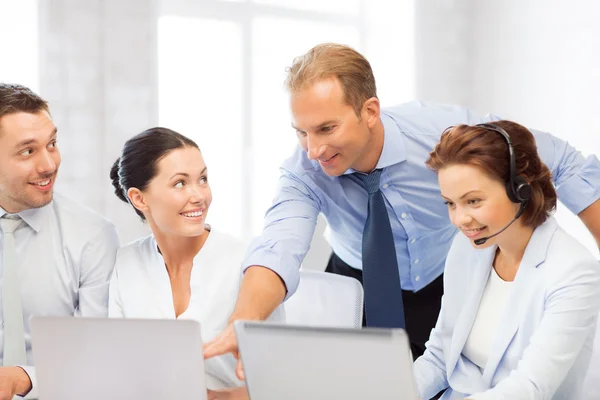 Grupo de trabajo en call center — Foto de Stock