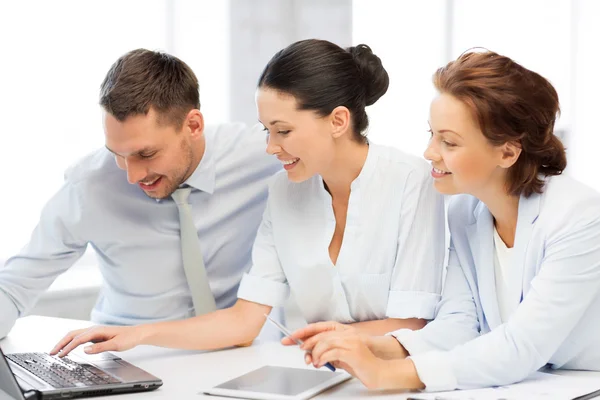 Geschäftsteam arbeitet im Büro — Stockfoto