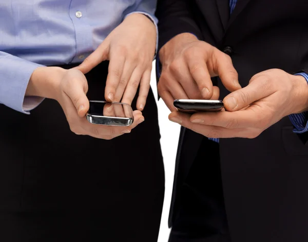 Hände von Frau und Mann mit Smartphones — Stockfoto