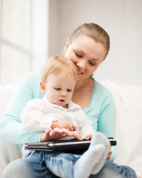 Mor och bedårande barn med TabletPC — Stockfoto