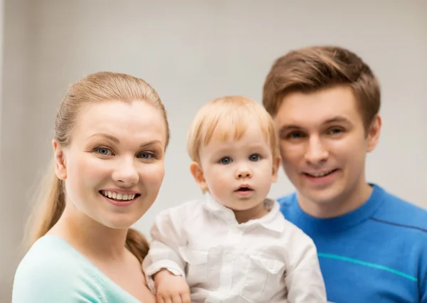 Lycklig familj med bedårande barn — Stockfoto