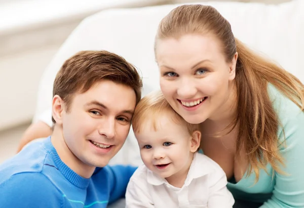 Lycklig familj med bedårande barn — Stockfoto