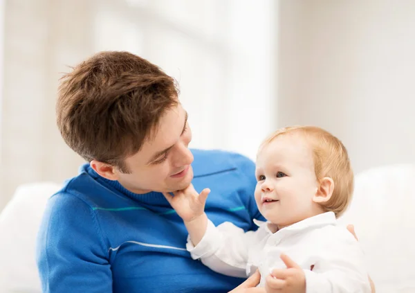 Glücklicher Vater mit entzückendem Baby — Stockfoto