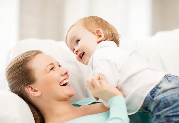 Gelukkig moeder met schattige baby — Stockfoto