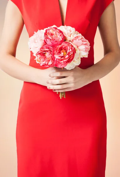 花の花束と女性手 — ストック写真