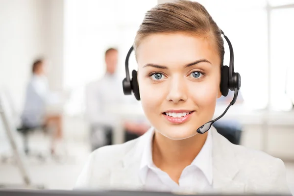 Operatore Helpline con cuffie in call center — Foto Stock