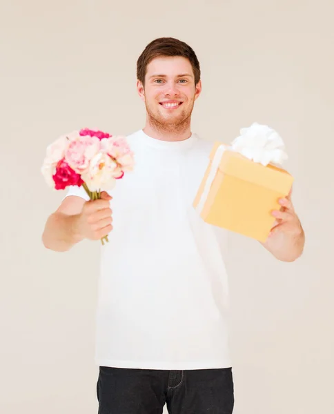 Hombre sosteniendo ramo de flores y caja de regalo — Foto de Stock