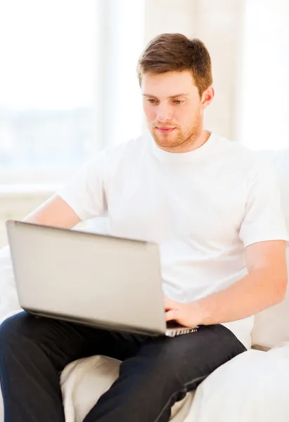 Mann arbeitet zu Hause mit Laptop — Stockfoto