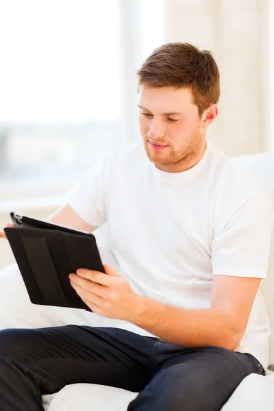 El hombre que trabaja con la tableta PC en casa — Foto de Stock