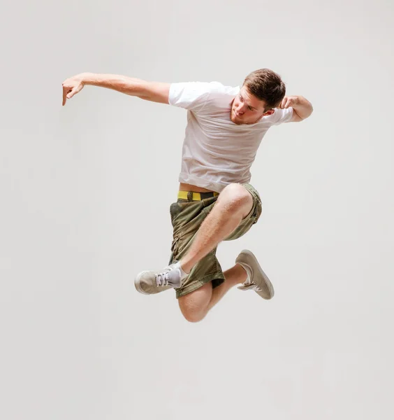 男舞者跳在空中 — 图库照片