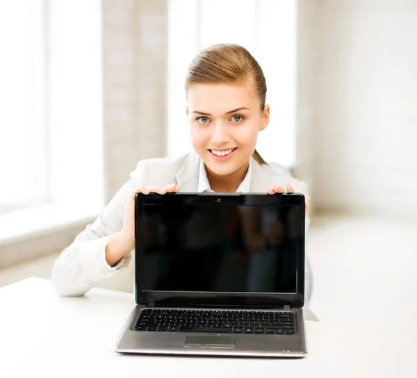 Zakenvrouw met laptop op kantoor — Stockfoto