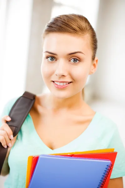 Estudiante chica con el bolso de la escuela y carpetas de color — Foto de Stock