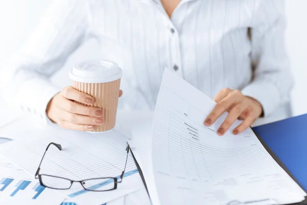 Mains de femme avec papier blanc et café — Photo