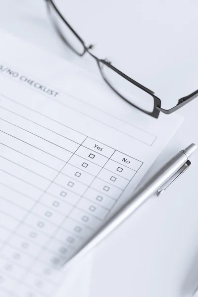 Cuestionario en blanco o formulario con anteojos — Foto de Stock