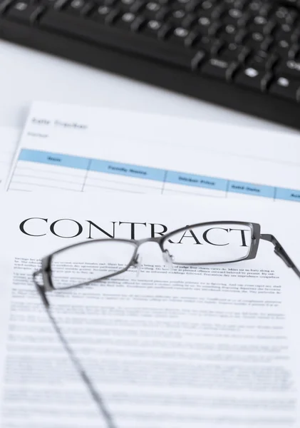 Papel de contrato assinado com óculos — Fotografia de Stock