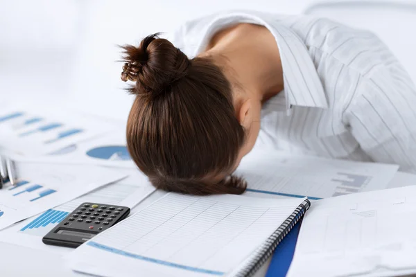 Mujer durmiendo en el trabajo en pose divertida Fotos de stock