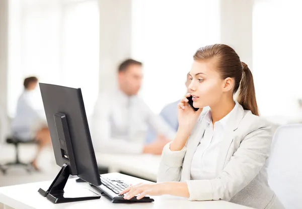 Femme d'affaires avec smartphone au bureau — Photo