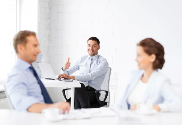 Empresário feliz mostrando polegares no escritório — Fotografia de Stock