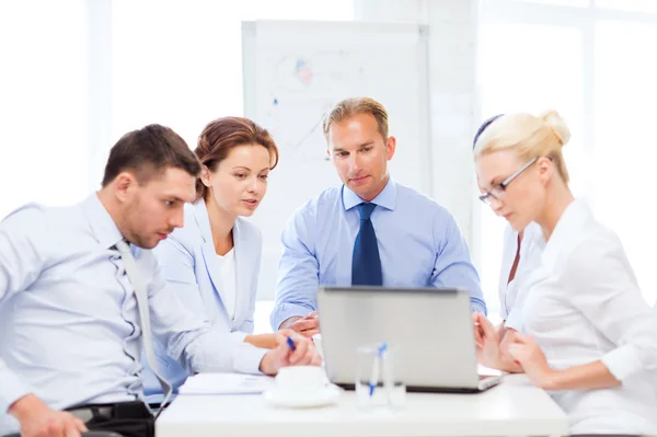 Verksamhet team har möte i office — Stockfoto